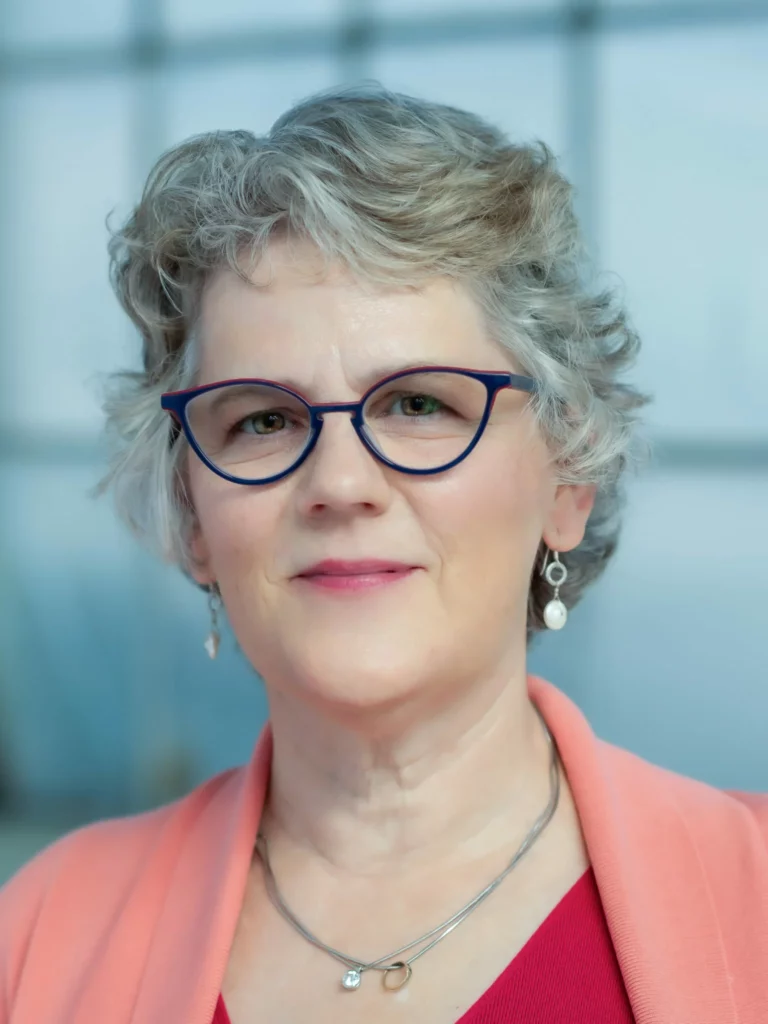 Alice Shobe präsentiert Amazons Community-Strategien zur Förderung sozialer Gerechtigkeit.