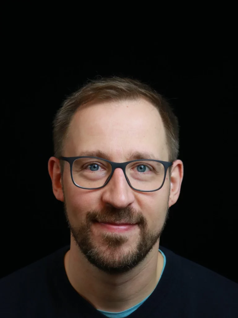 Carsten Koch im Gespräch mit Kunden über cloudbasierte IT-Lösungen bei Amazon Web Services.