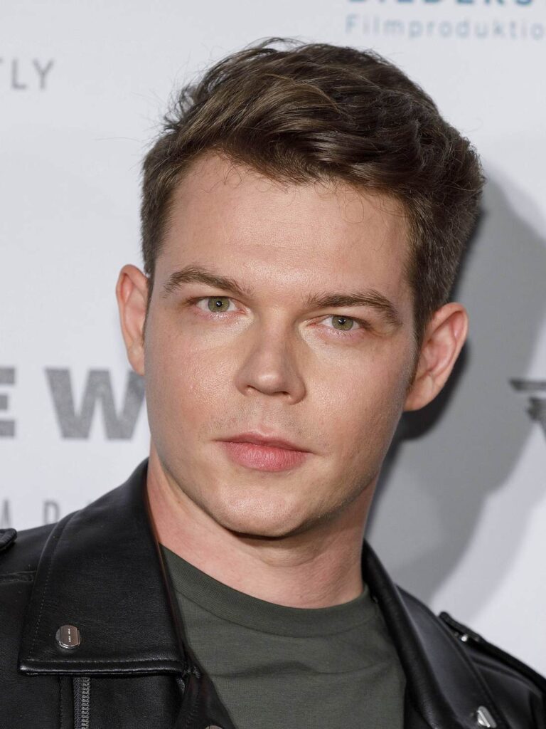 Georg Listing, Bassist von Tokio Hotel, auf der Bühne bei einem Konzert.