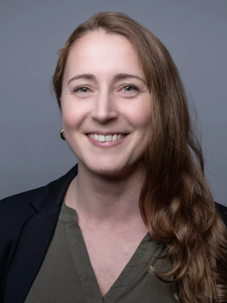 Kerstin Kriha bei ihrer Arbeit als Senior Enterprise Account Managerin im Bereich Media bei AWS