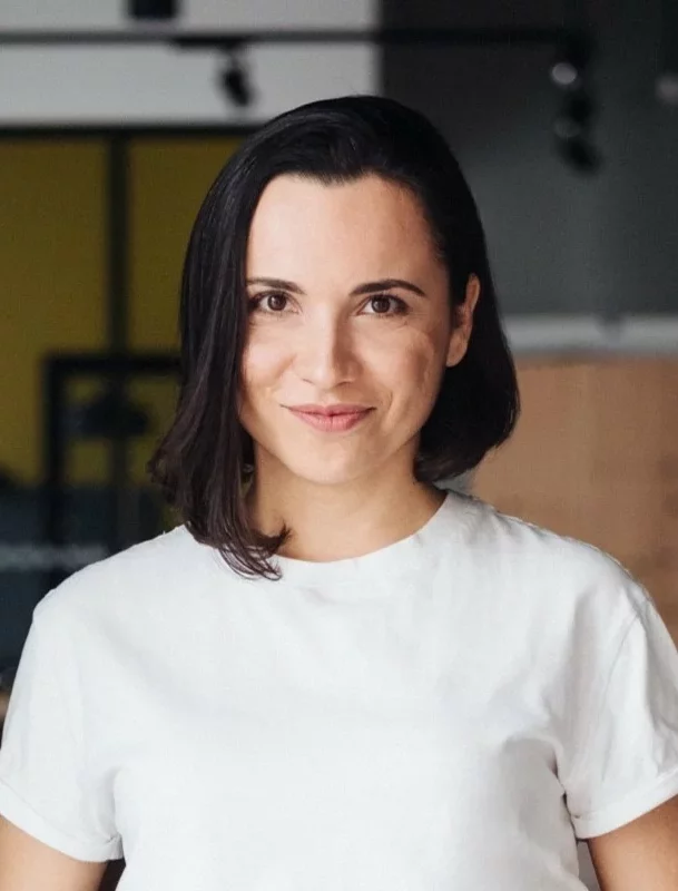 Khrystyna Shlyakhtovska bei ihrer Arbeit als Programmanagerin für Datenökosysteme bei AWS