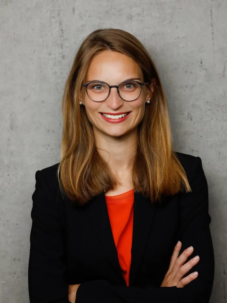 Larissa Becka-Oosterbosch bei ihrer Arbeit als Machine Learning Spezialistin bei AWS