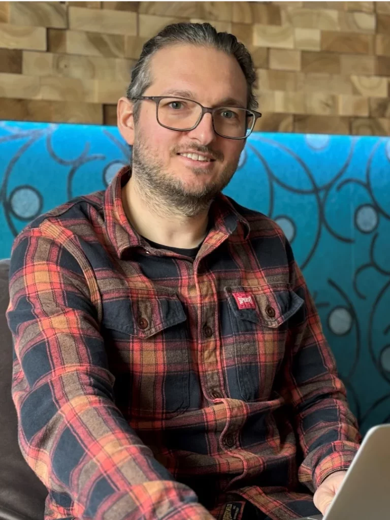 Marcel Stern – Senior IT Manager bei Amazon mit vielseitigem Bildungsweg und internationaler Verantwortung.