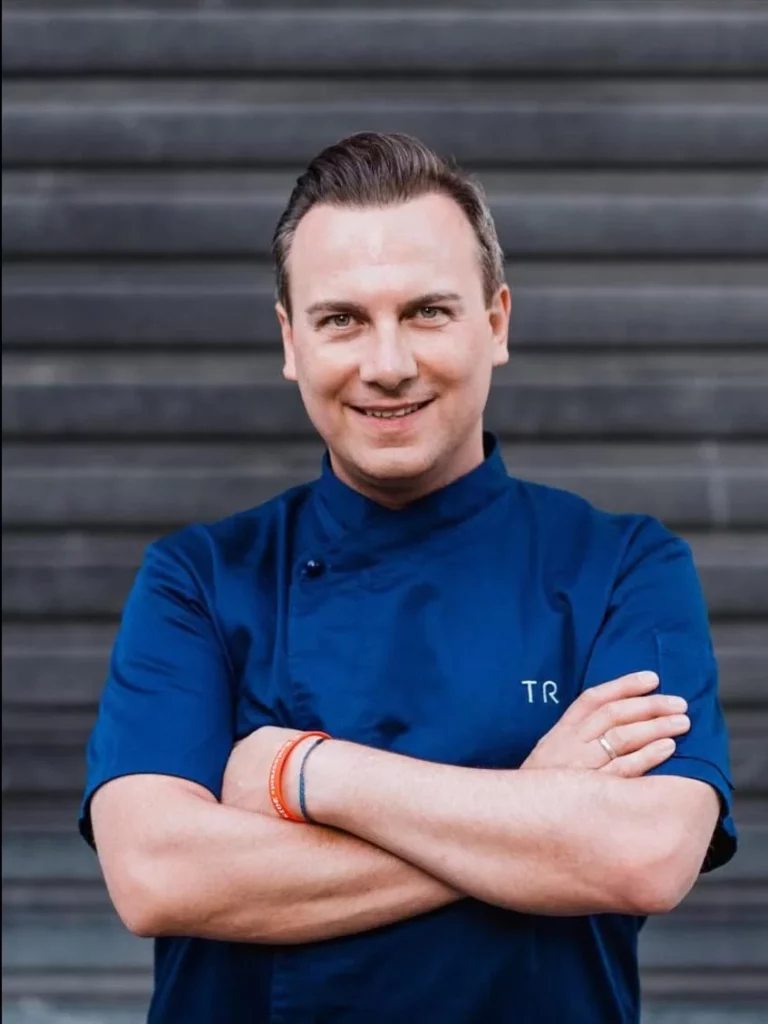 Spitzenkoch Tim Raue konzentriert bei der Arbeit in seiner Restaurantküche.