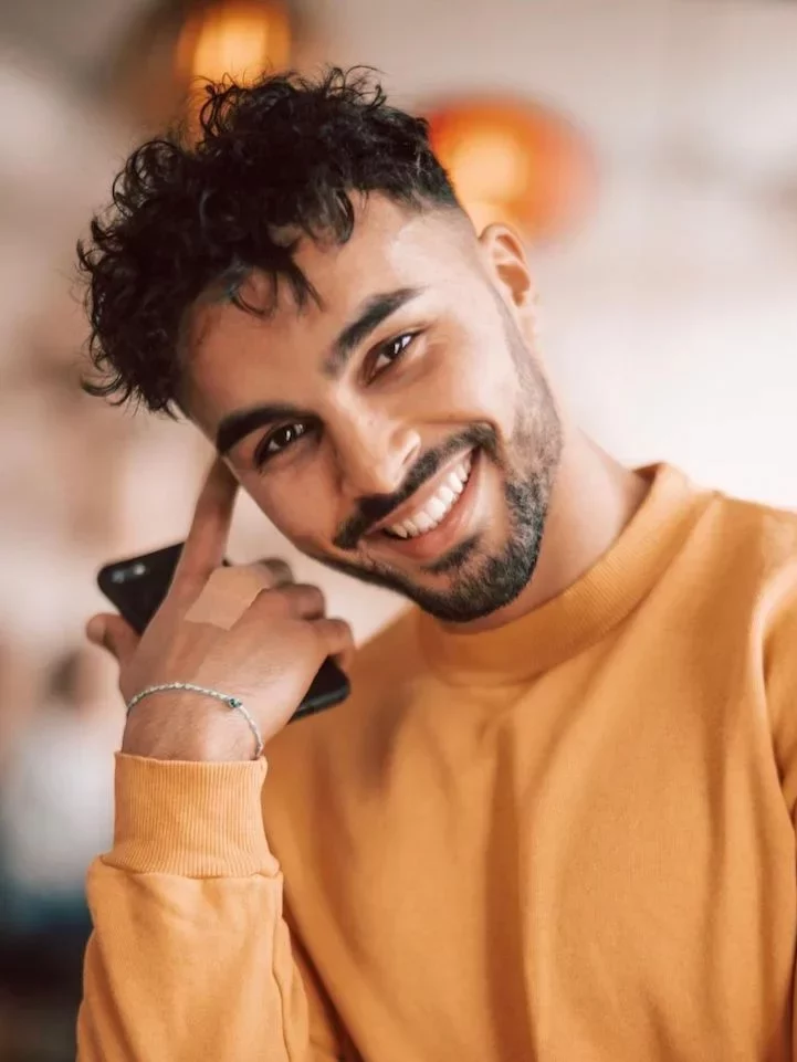Younes Zarou begeistert Millionen Fans mit innovativen TikTok-Clips.